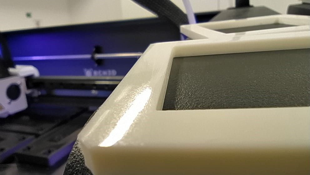 Perfectly smooth surface of the work printed on the glass substrate