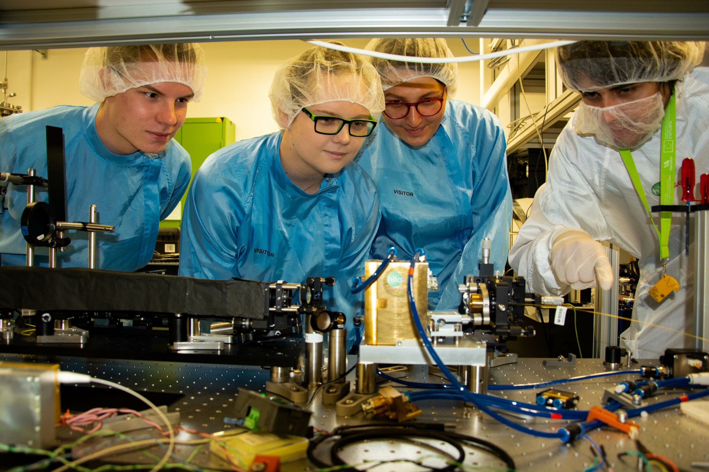 Stredoskolaci v laserove laboratori